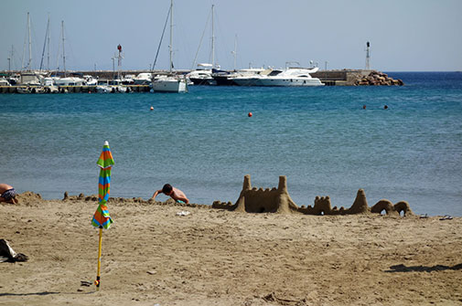 La plage de Platys Gialos à Sifnos